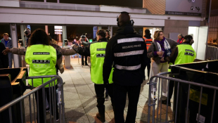 La sécurité contrôle les supporters avant le match de football France-Israël au Stade de France à Saint-Denis, le 14 novembre 2024 ( AFP / FRANCK FIFE )