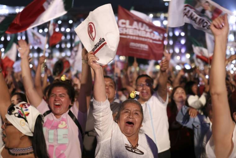 Des partisans de la présidente élue Claudia Sheinbaum célèbrent sa victoire, à Mexico le 3 juin 2024 ( AFP / Silvana Flores )