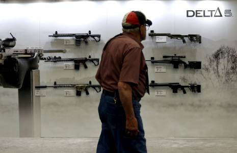 Un visiteur à la réunion annuelle de la National Rifle Association (NRA), le puissant lobby américain des armes à feu, où Donald Trump est attendu, samedi 17 mai à Dallas (Etats-Unis)  ( GETTY IMAGES NORTH AMERICA / JUSTIN SULLIVAN )