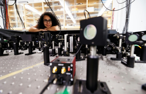 La physicienne Daniela Angulo dans le laboratoire de physique de l'Université de Toronto le 25 octobre 2024 ( AFP / Cole BURSTON )