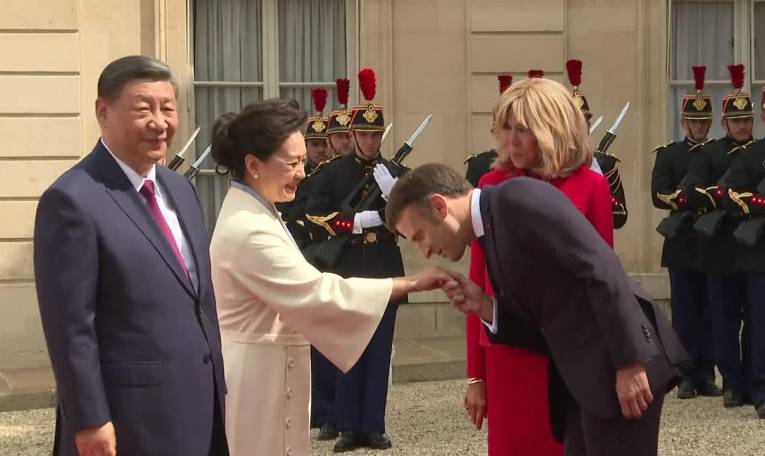 Le président chinois Xi Jinping et son épouse accueillis à l'Elysée