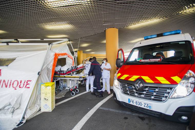 Un patient atteint du Covid-19 pris en charge à l'hôpital de Fort-de-France en Martinique, le 30 juillet 2021. ( AFP / LIONEL CHAMOISEAU )