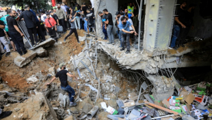 Des gens se rassemblent sur le lieu d'une frappe israélienne dans la banlieue sud de Beyrouth, le 20 septembre 2024 ( AFP / - )