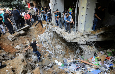 Des gens se rassemblent sur le lieu d'une frappe israélienne dans la banlieue sud de Beyrouth, le 20 septembre 2024 ( AFP / - )