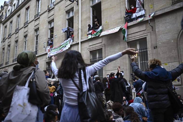 Des manifestants devant les locaux de Sciences Po Paris, le 26 avril 2024. ( AFP / JULIEN DE ROSA )