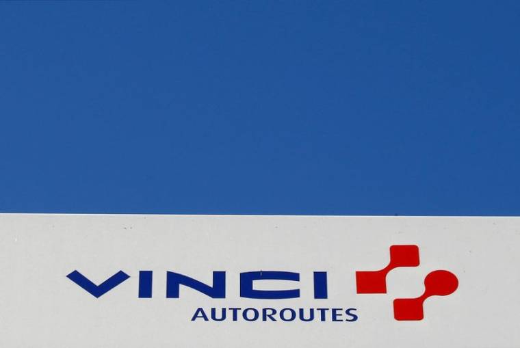 Un logo Vinci sur une autoroute