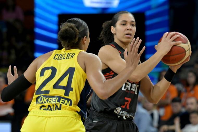 Janelle Salaün balle en main lors de la défaite de Villeneuve d'Ascq en finale de l'Euroligue de basket face au club turc de Fenerbahçe le 14 avril 2024 à Mersin ( AFP / OZAN KOSE  )