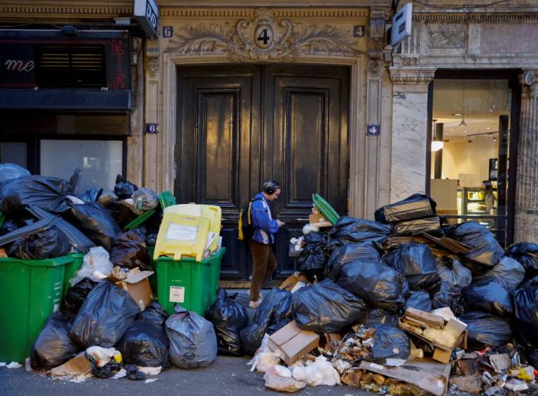 Des piles de déchets dans les rues de Paris, le 20 mars 2023. (illustration) ( AFP / LUDOVIC MARIN )