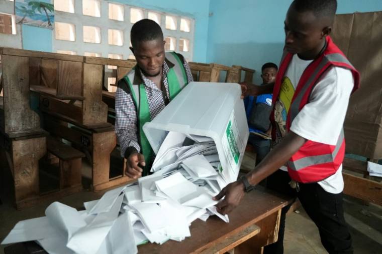 Début du dépouillement des bulletins de vote aux élections législatives, dans un bureau à Lomé, le 29 avril 2024 ( AFP / Emile KOUTON )