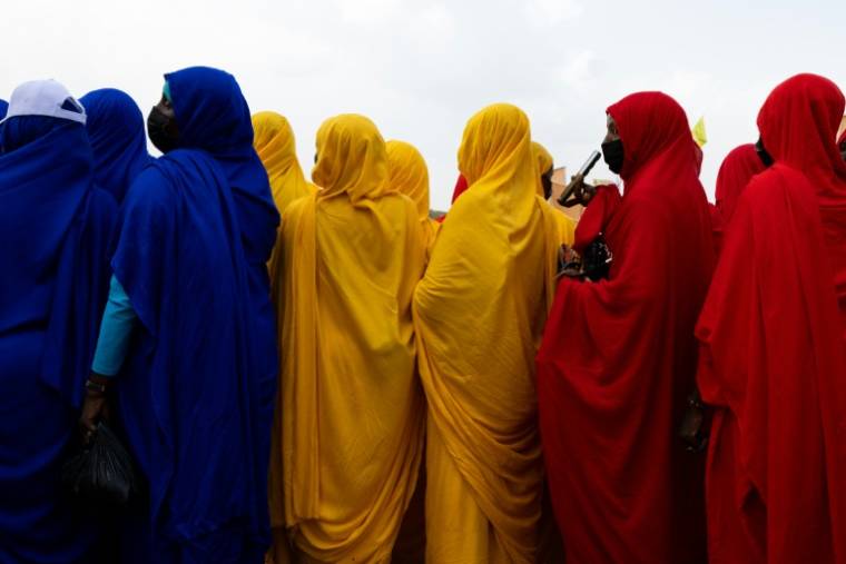 Des femmes attendent l'arrivée du général tchadien Mahamat Idriss Déby Itno, le 4 mai 2024 à Moundou ( AFP / Joris Bolomey )