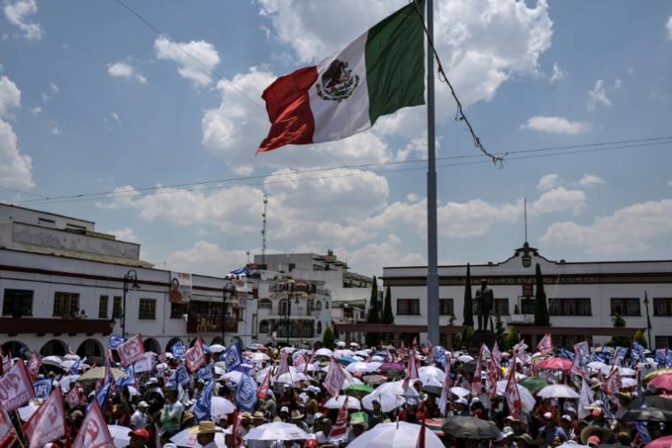 Des supporteurs de la candidate de l'opposition à la présidentielle Xochitl Galvez se réunissent à Atlacomulco près de la capitale Mexico le 24 mai 2024. ( AFP / Yuri CORTEZ )