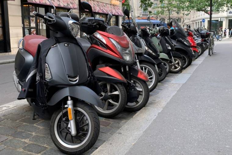 Des motos garées dans une rue de Paris