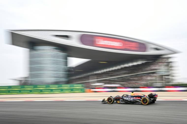 Max Verstappen, au volant de sa Red Bull, n'a pas tremblé dimanche, en Chine  ( AFP / HECTOR RETAMAL )
