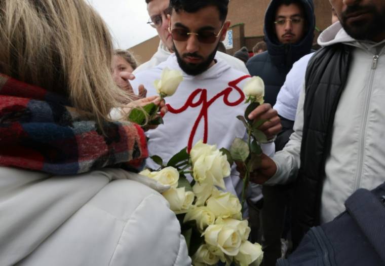 Des personnes rassemblées pour une marche blanche en hommage à Philippe, victime d'une agression mortelle, le 19 avril 2024 à Grand-Synthe, dans le Nord ( AFP / Denis CHARLET )