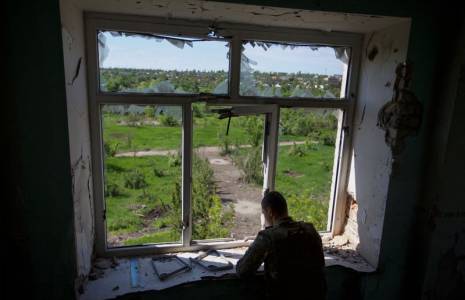 LA RUSSIE AVANCE DANS LE DONBASS ; L'UKRAINE RÉCLAME DES ARMES DE LONGUE PORTÉE
