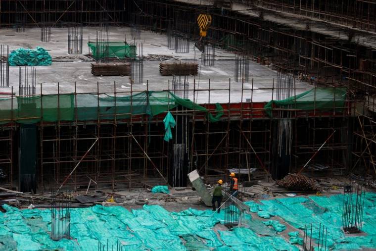Des ouvriers travaillent sur un chantier de construction à Pékin