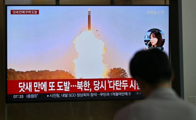 Des images d'un essai de missile nord-coréen, diffusées dans une gare de Séoul, le 1er juillet 2024 ( AFP / Jung Yeon-je )