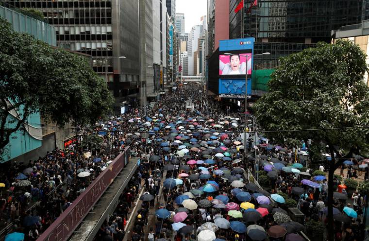 DES MILLIERS DE PERSONNES DÉFILENT DANS LE CALME À HONG KONG