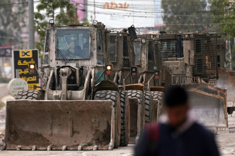 Des véhicules de l'armée israélienne dans une rue de Jénine lors d'un raid militaire, le 22 janvier 2025 en Cisjordanie occupée ( AFP / - )