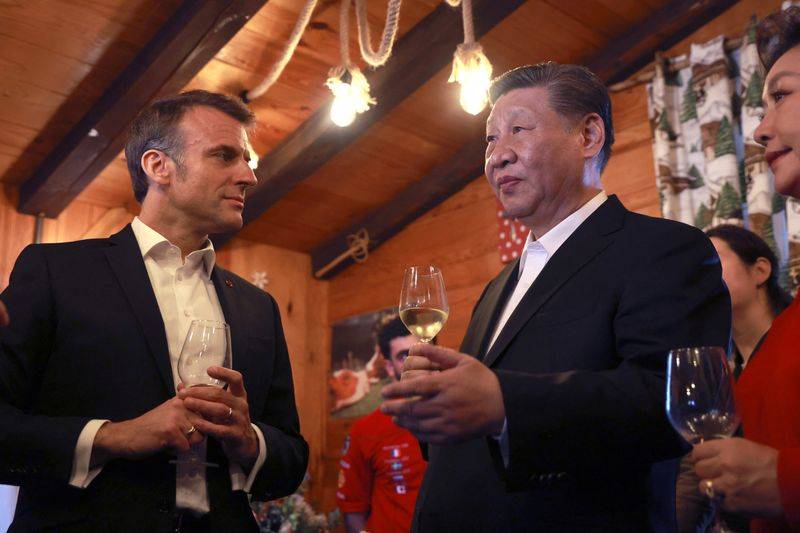Photo du président français, Emmanuel Macron, et du président chinois, Xi Jinping, au col du Tourmalet