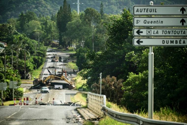 Un barrage routier à Nouméa, le 20 mai 2024 en Nouvelle-Calédonie ( AFP / Theo Rouby )