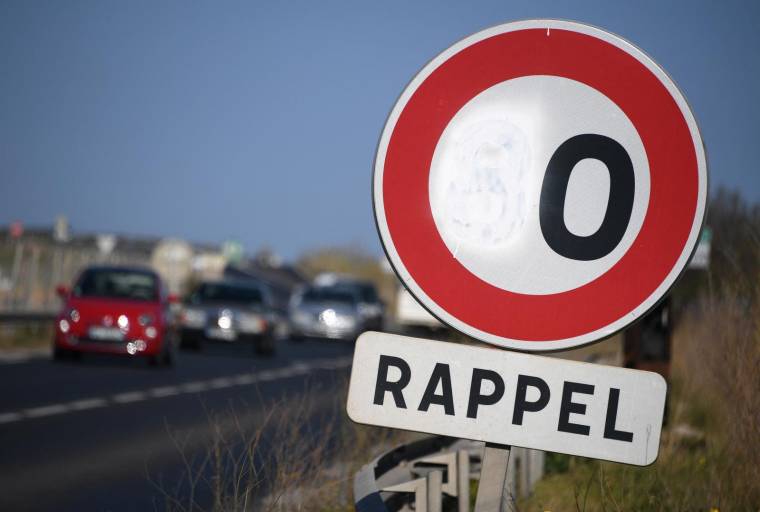 Yannick Jadot a évoqué la possibilité de "réduire de 10km/h" la vitesse sur les routes (illustration) ( AFP / PASCAL GUYOT )