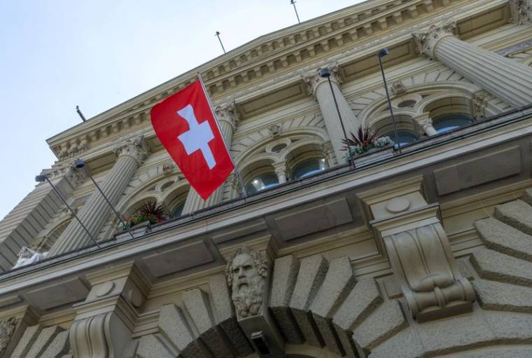 Le drapeau suisse, sur la façade du Parlement à Berne