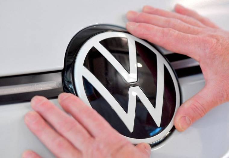 Photo d'archives: Un technicien attache un panneau VW dans la chaîne de montage de la voiture électrique ID. 3 du constructeur automobile allemand Volkswagen