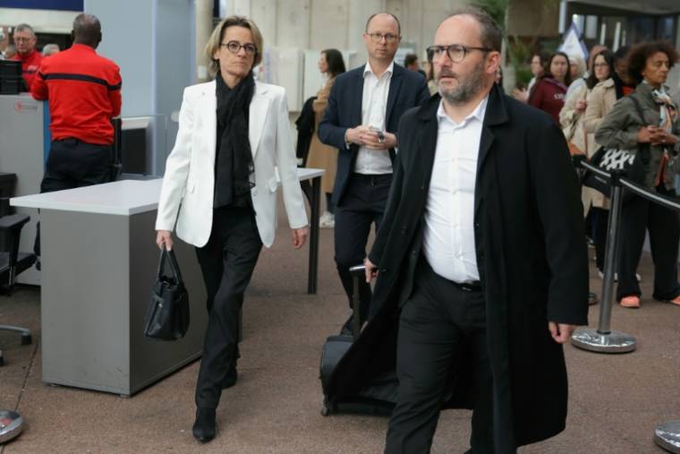 L'ex-maire de Canteleu Mélanie Boulanger arrive au tribunal de Bobigny avec son avocat, Me Arnaud de Saint-Rémy (D), le 27 mai 2024 ( AFP / Thomas SAMSON )