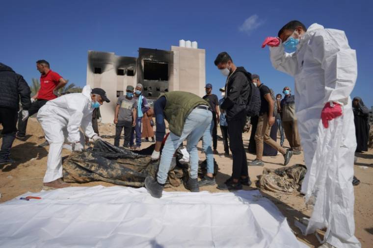 Des travailleurs médicaux palestiniens exhument des corps retrouvés dans  l'enceinte de l'hôpital Nasser à Khan Younès, le 21 avril 2024 ( AFP / - )