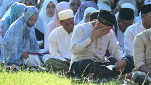 Des villageois commémorent ceux qui ont péri dans le tsunami de 2004 à Peukan Bada, Aceh, Indonésie, le 26 décembre 2024 ( AFP / CHAIDEER MAHYUDDIN )