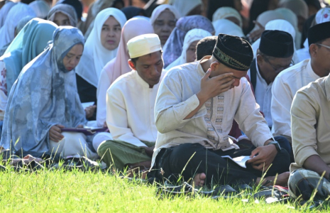 Des villageois commémorent ceux qui ont péri dans le tsunami de 2004 à Peukan Bada, Aceh, Indonésie, le 26 décembre 2024 ( AFP / CHAIDEER MAHYUDDIN )