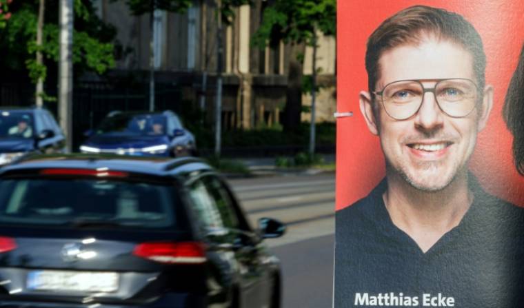 Une affiche électorale de l'eurodéputé allemand du parti social-démocrate (SPD) au pouvoir, Matthias Ecke, le 4 mai 2024 à Dresde, dans l'est de l'Allemagne ( AFP / JENS SCHLUETER )