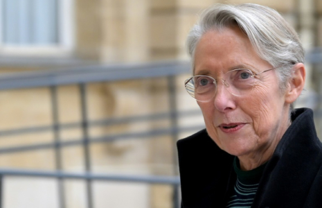 L'ancienne Première ministre Elisabeth Borne arrive pour son audition devant une mission d'information du Sénat français sur la détérioration des finances publiques françaises depuis 2023, à Paris, le 15 novembre 2024 ( AFP / Bertrand GUAY )