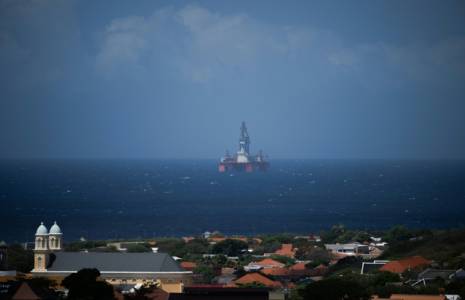 Une plateforme pétrolière au large de Willemstad, à Curaçao, dans les Caraïbes néerlandaises, le 13 mars 2024 ( AFP / Federico PARRA )