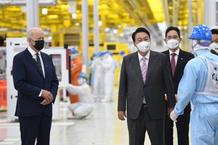 Les présidents américain Joe Biden (g) et sud-coréen Yoon Suk-yeol visitent une usine de semiconducteurs Samsung à Pyeongtaek, dans les environs de Séoul, le 20 mai 2022 ( POOL / KIM Min-Hee )