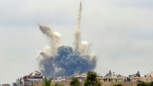 Frappe israélienne sur un village du sud du Liban, vue depuis la ville côtière de Tyr, le 8 octobre 2024 ( AFP / KAWNAT HAJU )