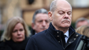 Le chancelier allemand Olaf Scholz sur les lieux de l'attaque meurtrière à la voiture-bélier de Magdebourg, le 21 décembre 2024 ( AFP / Ronny HARTMANN )