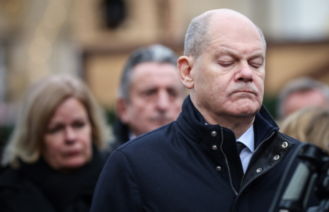 Le chancelier allemand Olaf Scholz sur les lieux de l'attaque meurtrière à la voiture-bélier de Magdebourg, le 21 décembre 2024 ( AFP / Ronny HARTMANN )