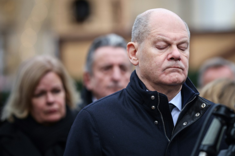 Le chancelier allemand Olaf Scholz sur les lieux de l'attaque meurtrière à la voiture-bélier de Magdebourg, le 21 décembre 2024 ( AFP / Ronny HARTMANN )