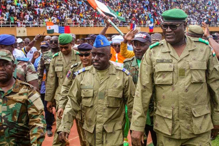 Des membres de l'armée nigérienne lors d'un rassemblement dans un stade à Niamey