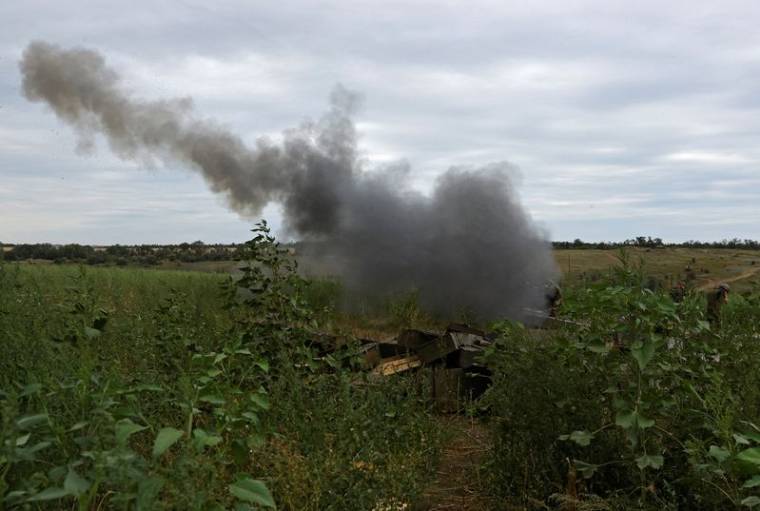 Des militaires de la République populaire autoproclamée de Louhansk tirent avec un obusier 2A65 Msta-B en direction de Soledar pendant le conflit Ukraine-Russie dans la région de Louhansk, en Ukraine