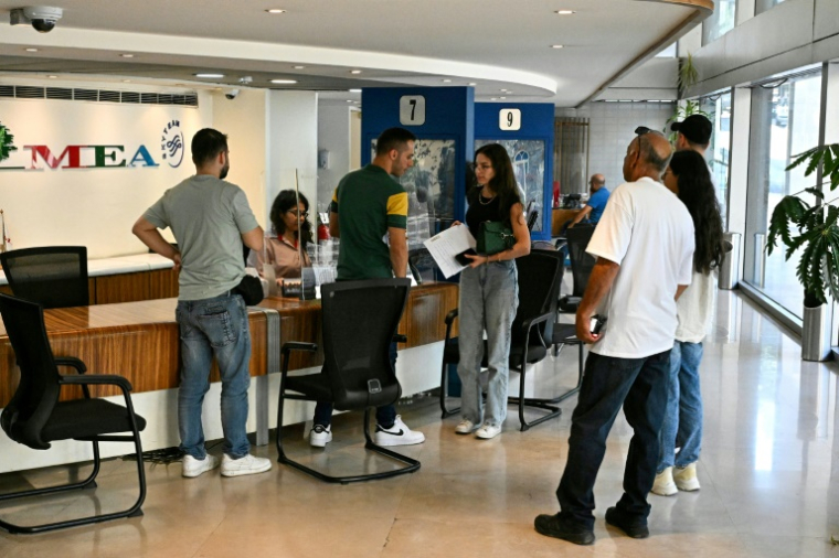 Des clients attendent pour acheter des billets dans les bureaux de Middle East Airlines à Beyrouth, le 27 septembre 2024 au Liban ( AFP / Joseph EID )