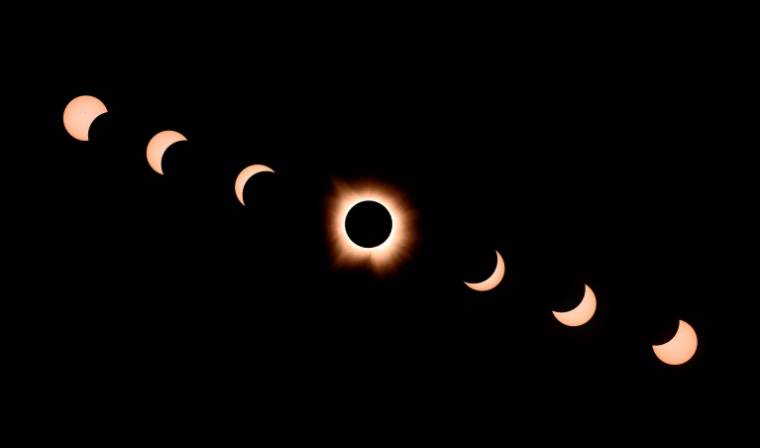 Un montage réalisé à partir de sept photos montrant l'évolution de l'éclipse totale à Bloomington, dans l'Indiana, le 8 avril 2024 ( AFP / JOSH EDELSON )