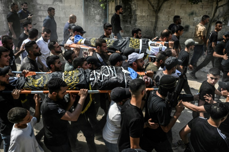 Des Palestiniens portent les corps de Palestiniens tués lors d'un raid israélien dans le nord de la Cisjordanie occupée, lors de leurs funérailles dans le camp de réfugiés de Jénine, le 6 septembre 2024 ( AFP / RONALDO SCHEMIDT )