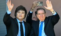 Le président argentin Javier Milei (gauche) et l'opposant venezuelien Edmundo Gonzalez Urrutia (droite) au balcon de la Casa Rosada, le 4 janvier 2025 ( AFP / Luis ROBAYO )