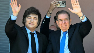 Le président argentin Javier Milei (gauche) et l'opposant venezuelien Edmundo Gonzalez Urrutia (droite) au balcon de la Casa Rosada, le 4 janvier 2025 ( AFP / Luis ROBAYO )