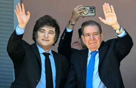 Le président argentin Javier Milei (gauche) et l'opposant venezuelien Edmundo Gonzalez Urrutia (droite) au balcon de la Casa Rosada, le 4 janvier 2025 ( AFP / Luis ROBAYO )