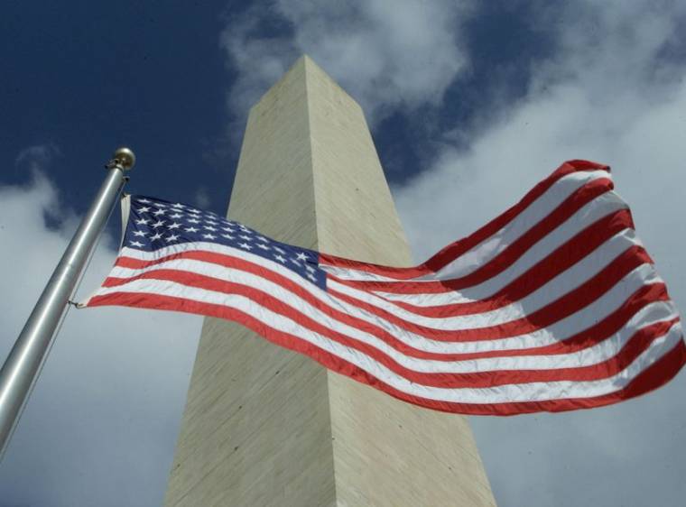 Le drapeau américain flottant devant le Washington Monument