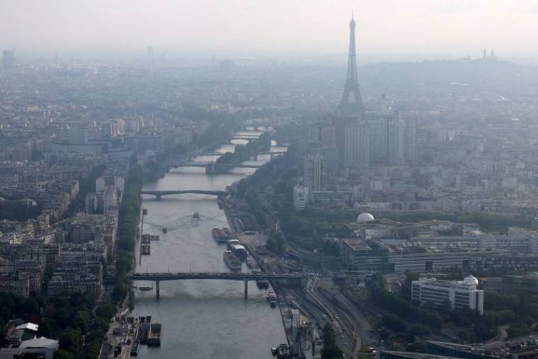 Vue aérienne de la Tour Eiffel et de la Seine à Paris